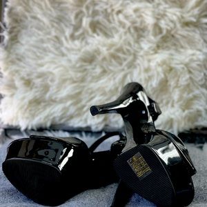 Pleaser Pumps - Black